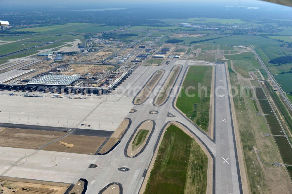 Aerial image Schönefeld bei Berlin - Blick auf die Baustellen am Flughafen Berlin-Schönefeld BBI (SXF). Ausführende Firmen: Hochtief AG; EUROVIA Beton; PORR; BERGER Bau; Karl Weiss; Matthai; Schäler Bau Berlin GmbH; STRABAG; MAX BÖGL. Construction fields at Berlin-Schoenefeld Airport BBI.