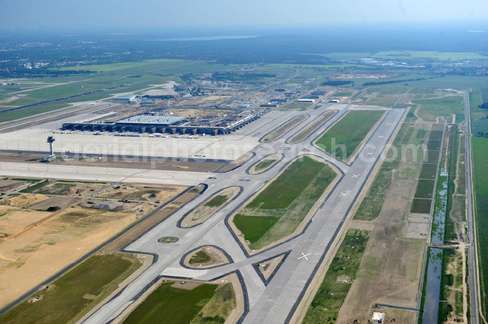 Aerial photograph Schönefeld bei Berlin - Blick auf die Baustellen am Flughafen Berlin-Schönefeld BBI (SXF). Ausführende Firmen: Hochtief AG; EUROVIA Beton; PORR; BERGER Bau; Karl Weiss; Matthai; Schäler Bau Berlin GmbH; STRABAG; MAX BÖGL. Construction fields at Berlin-Schoenefeld Airport BBI.