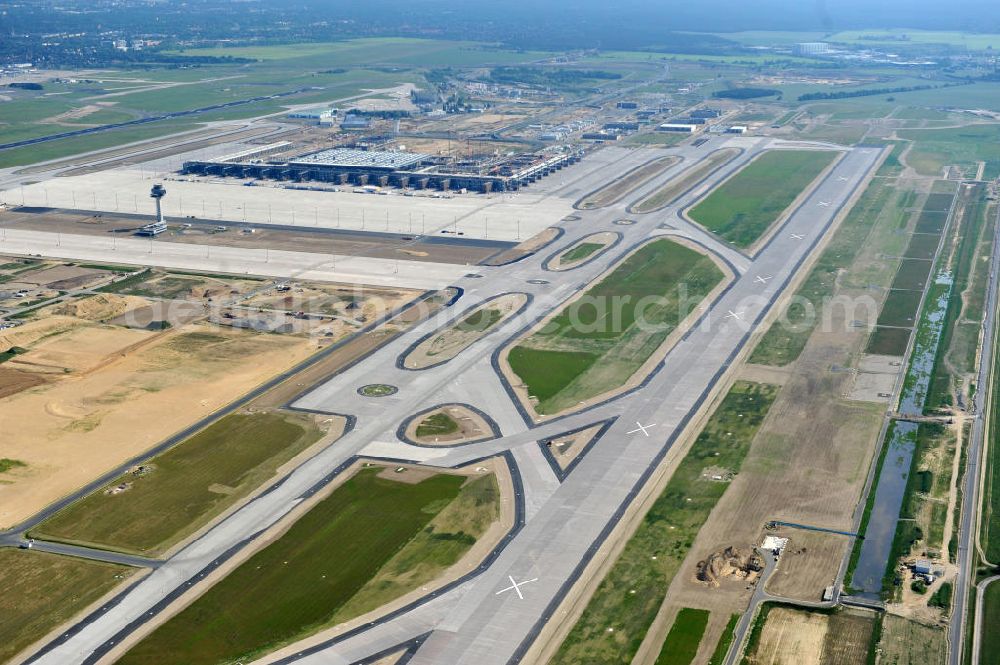 Schönefeld bei Berlin from above - Blick auf die Baustellen am Flughafen Berlin-Schönefeld BBI (SXF). Ausführende Firmen: Hochtief AG; EUROVIA Beton; PORR; BERGER Bau; Karl Weiss; Matthai; Schäler Bau Berlin GmbH; STRABAG; MAX BÖGL. Construction fields at Berlin-Schoenefeld Airport BBI.