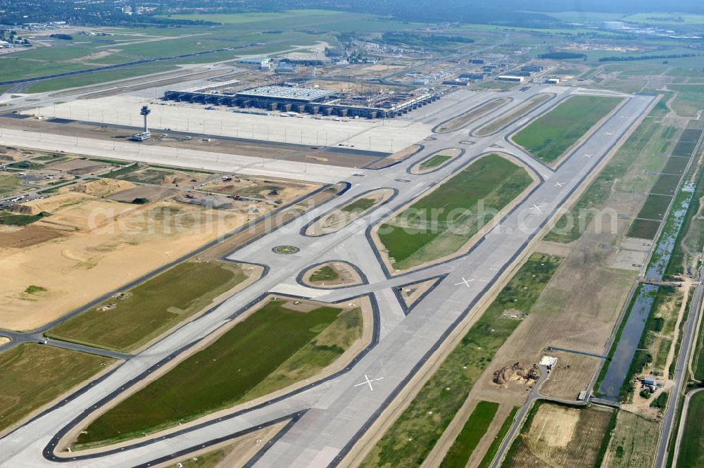 Schönefeld bei Berlin from the bird's eye view: Blick auf die Baustellen am Flughafen Berlin-Schönefeld BBI (SXF). Ausführende Firmen: Hochtief AG; EUROVIA Beton; PORR; BERGER Bau; Karl Weiss; Matthai; Schäler Bau Berlin GmbH; STRABAG; MAX BÖGL. Construction fields at Berlin-Schoenefeld Airport BBI.