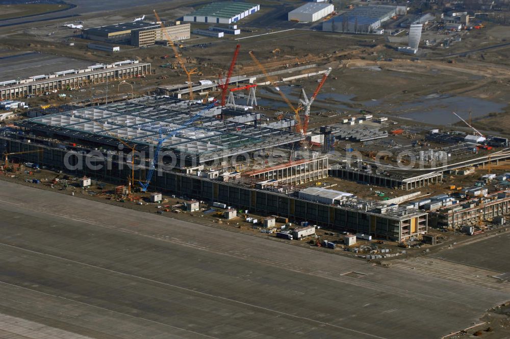 Aerial photograph Schönefeld - Blick auf die Baustellen am Flughafen Berlin-Schönefeld BBI (SXF). Ausführende Firmen: Hochtief AG; EUROVIA Beton; PORR; BERGER Bau; Karl Weiss; Matthai; Schäler Bau Berlin GmbH; STRABAG; MAX BÖGL. Baustellen am Flughafen Berlin-Schönefeld BBI - Construction fields at Berlin-Schoenefeld Airport BBI.