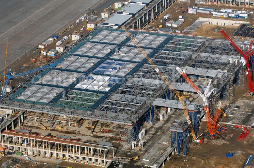 Schönefeld from above - Blick auf die Baustellen am Flughafen Berlin-Schönefeld BBI (SXF). Ausführende Firmen: Hochtief AG; EUROVIA Beton; PORR; BERGER Bau; Karl Weiss; Matthai; Schäler Bau Berlin GmbH; STRABAG; MAX BÖGL. Baustellen am Flughafen Berlin-Schönefeld BBI - Construction fields at Berlin-Schoenefeld Airport BBI.