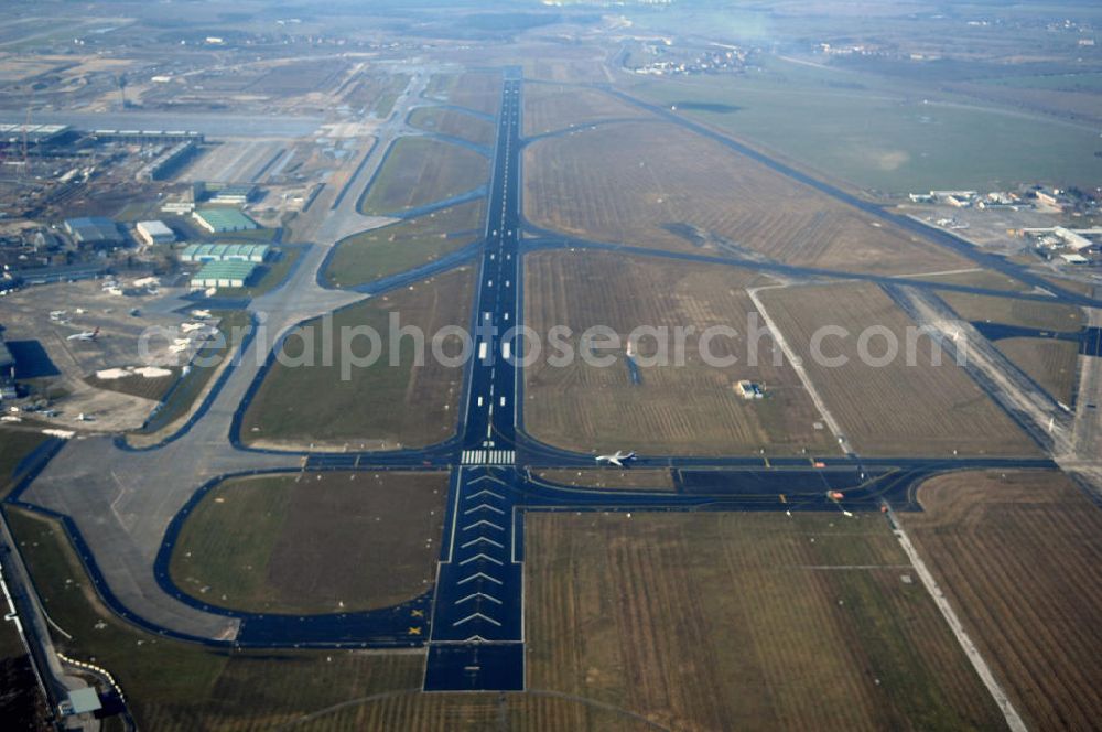 Aerial image Schönefeld - Blick auf die Baustellen am Flughafen Berlin-Schönefeld BBI (SXF). Ausführende Firmen: Hochtief AG; EUROVIA Beton; PORR; BERGER Bau; Karl Weiss; Matthai; Schäler Bau Berlin GmbH; STRABAG; MAX BÖGL. Baustellen am Flughafen Berlin-Schönefeld BBI - Construction fields at Berlin-Schoenefeld Airport BBI.