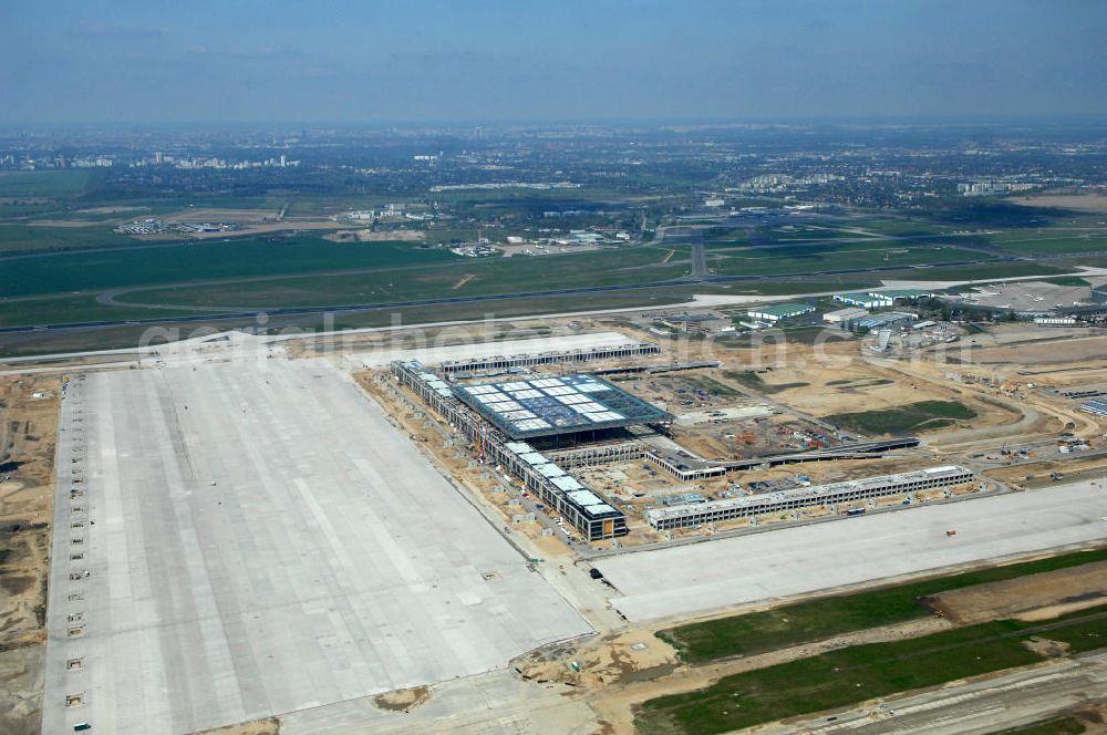 Schönefeld from above - Blick auf die Baustellen am Flughafen Berlin-Schönefeld BBI (SXF). Ausführende Firmen: Hochtief AG; EUROVIA Beton; PORR; BERGER Bau; Karl Weiss; Matthai; Schäler Bau Berlin GmbH; STRABAG; MAX BÖGL. Baustellen am Flughafen Berlin-Schönefeld BBI - Construction fields at Berlin-Schoenefeld Airport BBI.