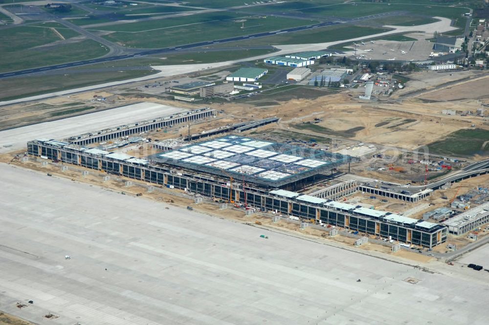 Schönefeld from the bird's eye view: Blick auf die Baustellen am Flughafen Berlin-Schönefeld BBI (SXF). Ausführende Firmen: Hochtief AG; EUROVIA Beton; PORR; BERGER Bau; Karl Weiss; Matthai; Schäler Bau Berlin GmbH; STRABAG; MAX BÖGL. Baustellen am Flughafen Berlin-Schönefeld BBI - Construction fields at Berlin-Schoenefeld Airport BBI.