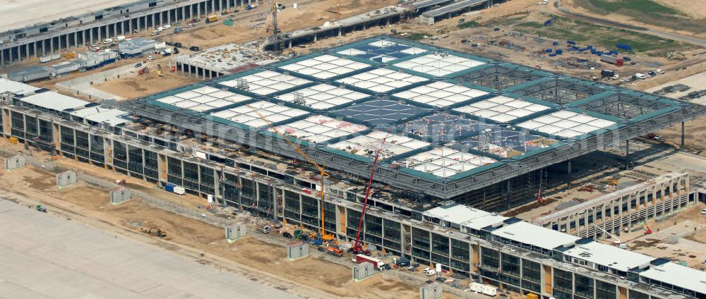 Aerial image Schönefeld - Blick auf die Baustellen am Flughafen Berlin-Schönefeld BBI (SXF). Ausführende Firmen: Hochtief AG; EUROVIA Beton; PORR; BERGER Bau; Karl Weiss; Matthai; Schäler Bau Berlin GmbH; STRABAG; MAX BÖGL. Baustellen am Flughafen Berlin-Schönefeld BBI - Construction fields at Berlin-Schoenefeld Airport BBI.