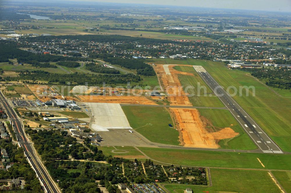 Posen / Poznan from the bird's eye view: Baustelle zur Erweiterung des Passagierterminal 2 am Flughafen Poznan Lawica in Posen / Poznan, in der Region Großpolen, Polen. Bauherr ist das Unternehmen Hochtief in Kooperation mit Streif Baulogistik. Außerdem werden die Start- und Landebahnen, die Rollfelder sowie die Flugzeug-Standplätze modernisiert. Construction area of the new extension of the passenger terminal 2 of the airport Poznan Lawica in Poznan in Greater Poland, Poland. The principal is the company Hochtief in cooperation with Streif Baulogistik. Additionally the runways, the taxiways as well as the aircraft stands are being modernized.