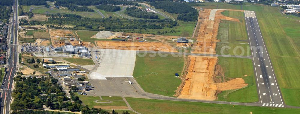 Aerial photograph Posen / Poznan - Baustelle zur Erweiterung des Passagierterminal 2 am Flughafen Poznan Lawica in Posen / Poznan, in der Region Großpolen, Polen. Bauherr ist das Unternehmen Hochtief in Kooperation mit Streif Baulogistik. Außerdem werden die Start- und Landebahnen, die Rollfelder sowie die Flugzeug-Standplätze modernisiert. Construction area of the new extension of the passenger terminal 2 of the airport Poznan Lawica in Poznan in Greater Poland, Poland. The principal is the company Hochtief in cooperation with Streif Baulogistik. Additionally the runways, the taxiways as well as the aircraft stands are being modernized.