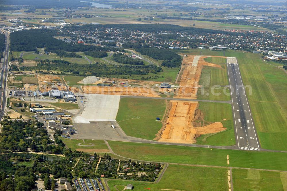 Posen / Poznan from above - Baustelle zur Erweiterung des Passagierterminal 2 am Flughafen Poznan Lawica in Posen / Poznan, in der Region Großpolen, Polen. Bauherr ist das Unternehmen Hochtief in Kooperation mit Streif Baulogistik. Außerdem werden die Start- und Landebahnen, die Rollfelder sowie die Flugzeug-Standplätze modernisiert. Construction area of the new extension of the passenger terminal 2 of the airport Poznan Lawica in Poznan in Greater Poland, Poland. The principal is the company Hochtief in cooperation with Streif Baulogistik. Additionally the runways, the taxiways as well as the aircraft stands are being modernized.