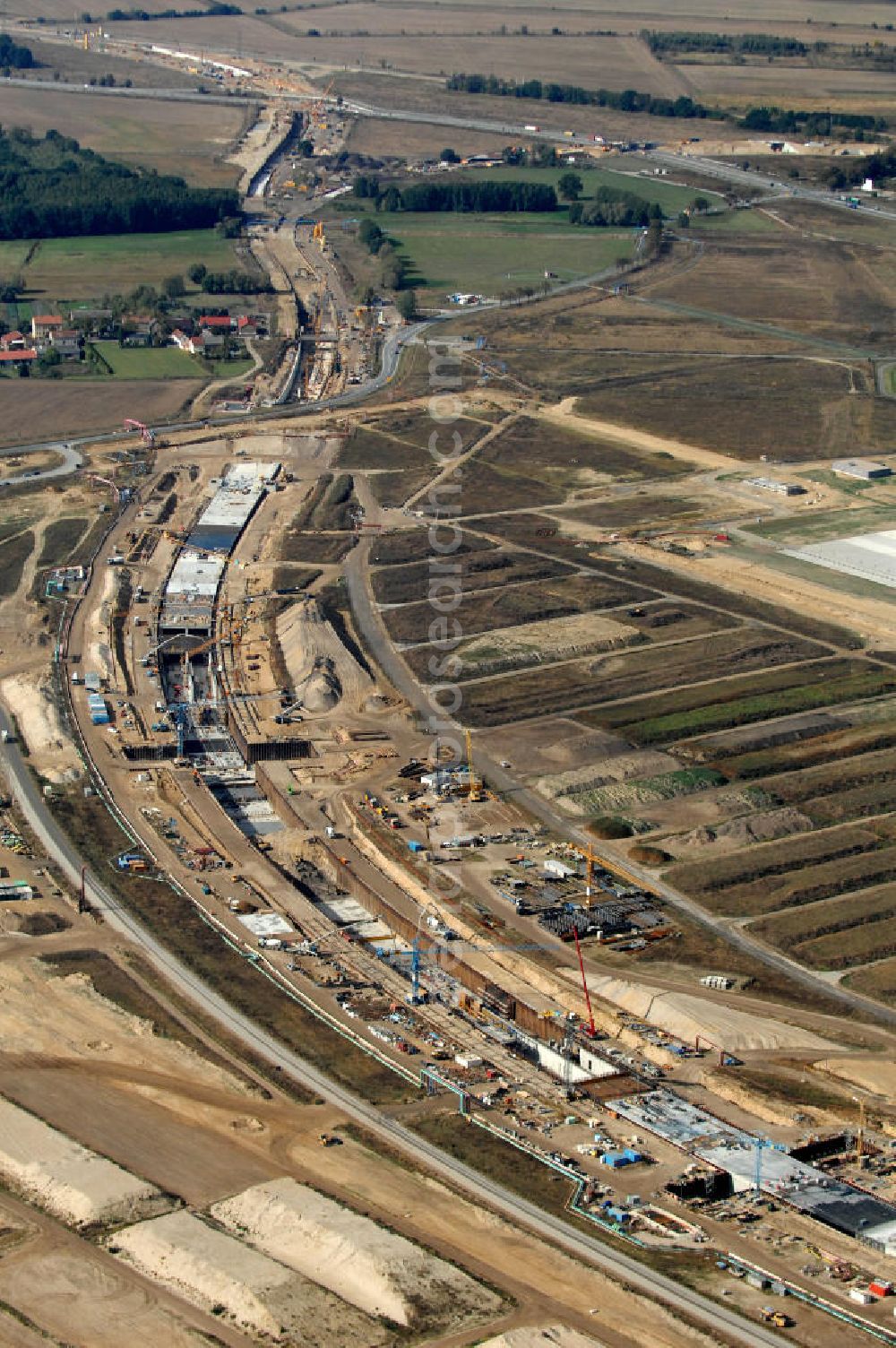 Aerial photograph Selchow - Blick auf die Baustellen der Gleistrassen und Tunnelzuführungen zum neuen Fern- und S-Bahnhofes der Deutschen Bahn an der Selchower Kurve am Gelände der Großbaustelle Neubau Bahnhof BBI (SXF) am Flughafen Berlin - Schönefeld. Ausführende Firmen: Hochtief AG; EUROVIA Beton; PORR; BERGER Bau; Kark Weiss; Matthai; Schäler Bau Berlin GmbH; STRABAG; MAX BÖGL