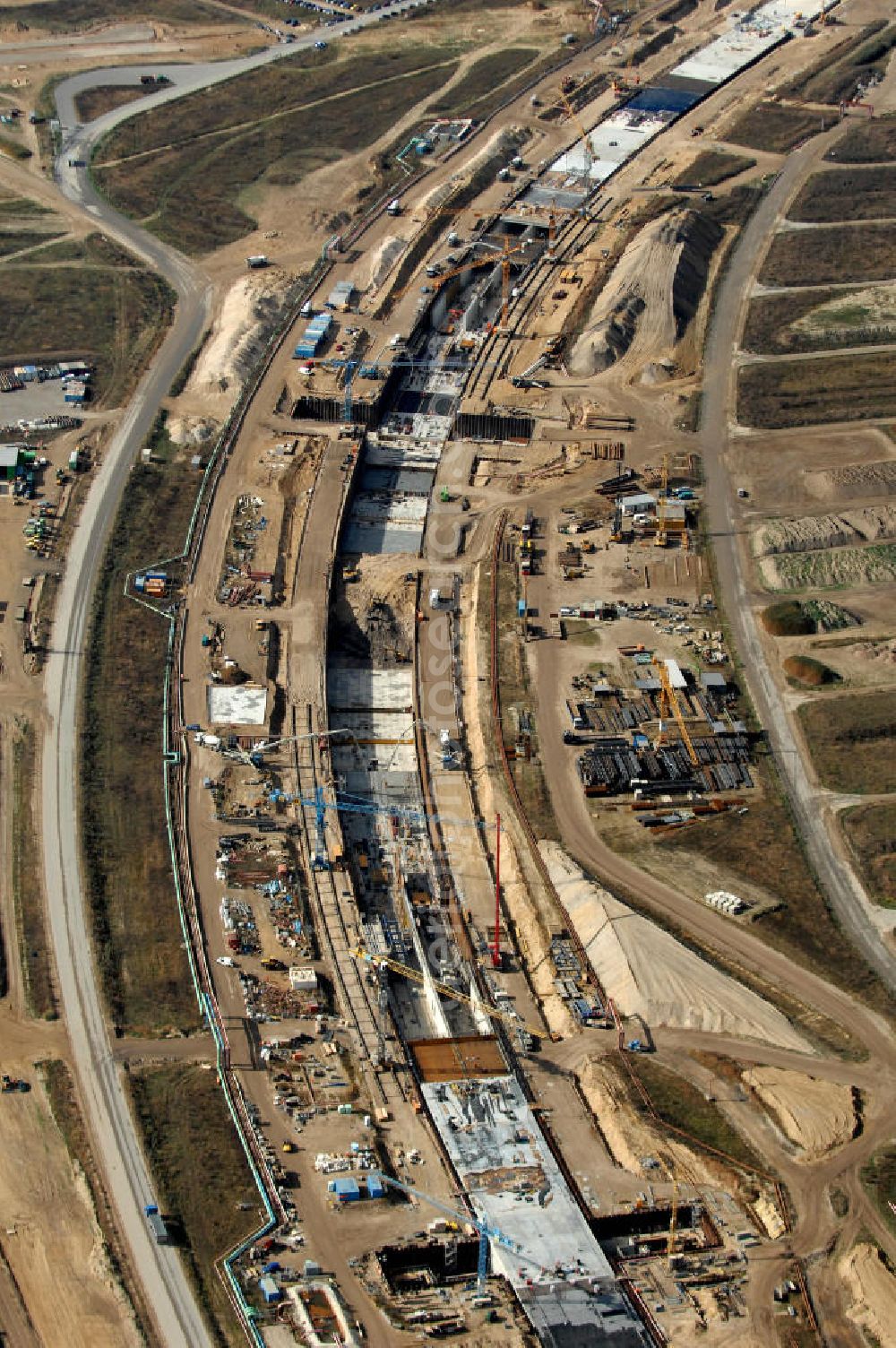 Selchow from the bird's eye view: Blick auf die Baustellen der Gleistrassen und Tunnelzuführungen zum neuen Fern- und S-Bahnhofes der Deutschen Bahn an der Selchower Kurve am Gelände der Großbaustelle Neubau Bahnhof BBI (SXF) am Flughafen Berlin - Schönefeld. Ausführende Firmen: Hochtief AG; EUROVIA Beton; PORR; BERGER Bau; Kark Weiss; Matthai; Schäler Bau Berlin GmbH; STRABAG; MAX BÖGL