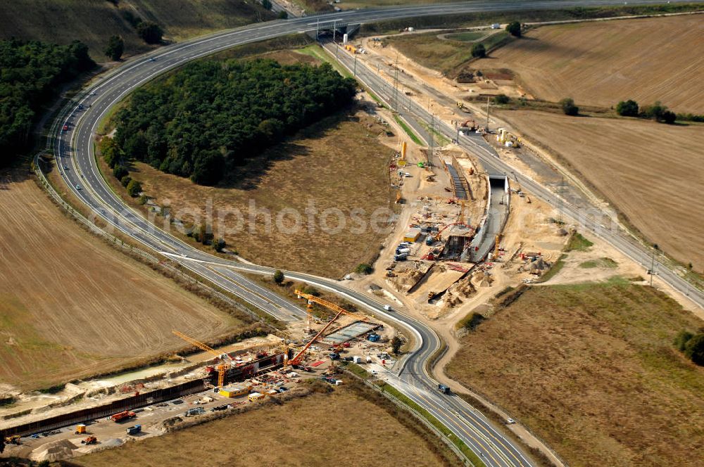 Selchow from above - Blick auf die Baustellen der Gleistrassen und Tunnelzuführungen zum neuen Fern- und S-Bahnhofes der Deutschen Bahn an der Selchower Kurve am Gelände der Großbaustelle Neubau Bahnhof BBI (SXF) am Flughafen Berlin - Schönefeld. Ausführende Firmen: Hochtief AG; EUROVIA Beton; PORR; BERGER Bau; Kark Weiss; Matthai; Schäler Bau Berlin GmbH; STRABAG; MAX BÖGL