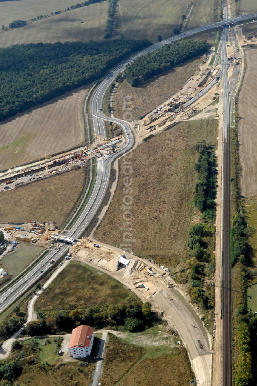 Aerial image Selchow - Blick auf die Baustellen der Gleistrassen und Tunnelzuführungen zum neuen Fern- und S-Bahnhofes der Deutschen Bahn an der Selchower Kurve am Gelände der Großbaustelle Neubau Bahnhof BBI (SXF) am Flughafen Berlin - Schönefeld. Ausführende Firmen: Hochtief AG; EUROVIA Beton; PORR; BERGER Bau; Kark Weiss; Matthai; Schäler Bau Berlin GmbH; STRABAG; MAX BÖGL