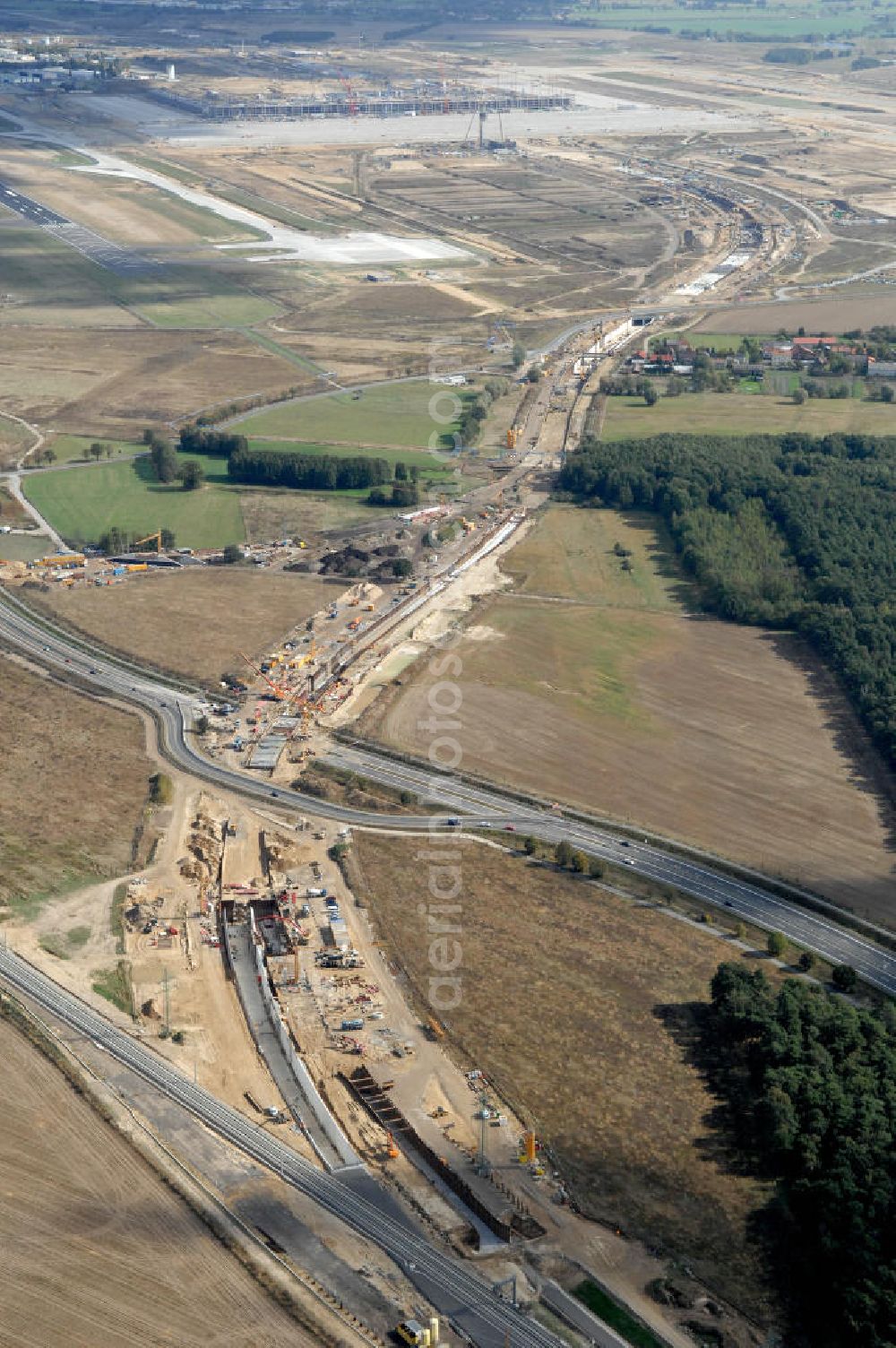 Selchow from the bird's eye view: Blick auf die Baustellen der Gleistrassen und Tunnelzuführungen zum neuen Fern- und S-Bahnhofes der Deutschen Bahn an der Selchower Kurve am Gelände der Großbaustelle Neubau Bahnhof BBI (SXF) am Flughafen Berlin - Schönefeld. Ausführende Firmen: Hochtief AG; EUROVIA Beton; PORR; BERGER Bau; Kark Weiss; Matthai; Schäler Bau Berlin GmbH; STRABAG; MAX BÖGL