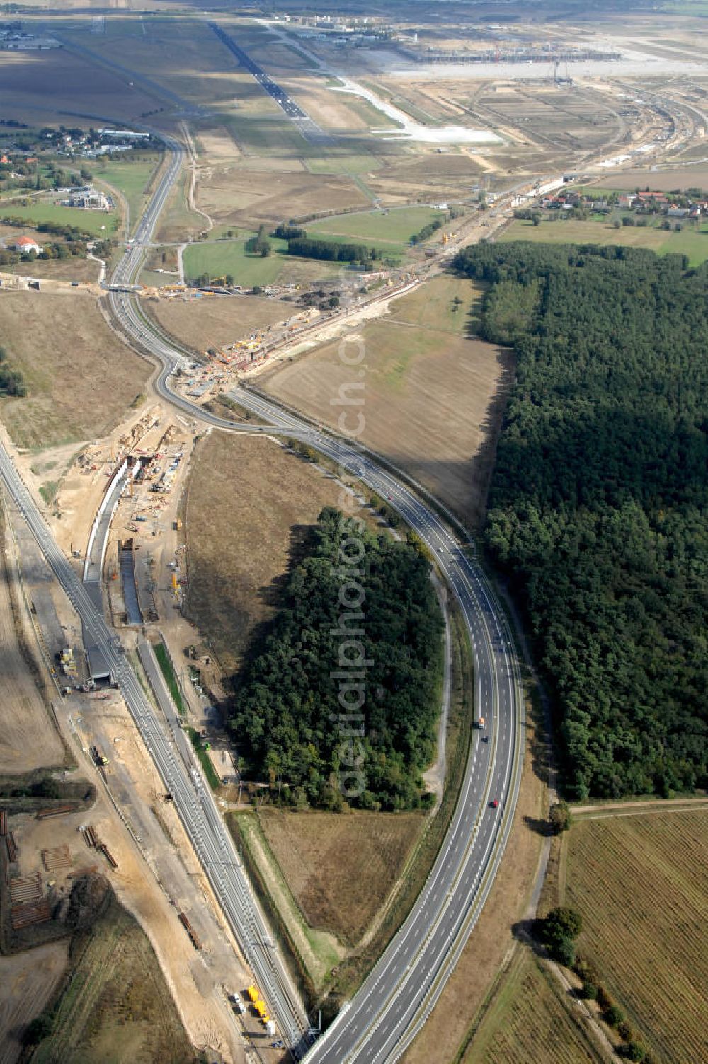 Selchow from above - Blick auf die Baustellen der Gleistrassen und Tunnelzuführungen zum neuen Fern- und S-Bahnhofes der Deutschen Bahn an der Selchower Kurve am Gelände der Großbaustelle Neubau Bahnhof BBI (SXF) am Flughafen Berlin - Schönefeld. Ausführende Firmen: Hochtief AG; EUROVIA Beton; PORR; BERGER Bau; Kark Weiss; Matthai; Schäler Bau Berlin GmbH; STRABAG; MAX BÖGL