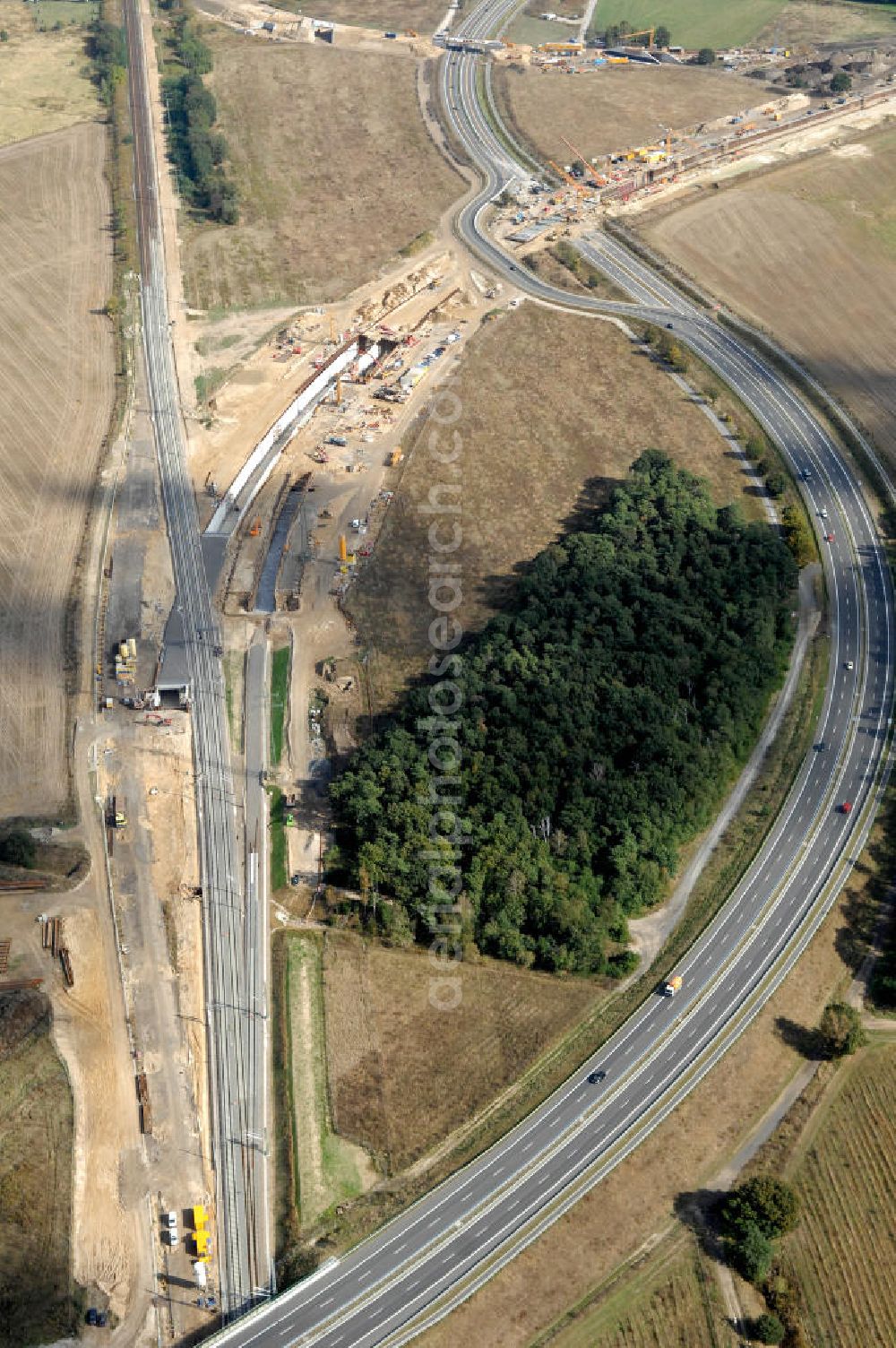 Selchow from the bird's eye view: Blick auf die Baustellen der Gleistrassen und Tunnelzuführungen zum neuen Fern- und S-Bahnhofes der Deutschen Bahn an der Selchower Kurve am Gelände der Großbaustelle Neubau Bahnhof BBI (SXF) am Flughafen Berlin - Schönefeld. Ausführende Firmen: Hochtief AG; EUROVIA Beton; PORR; BERGER Bau; Kark Weiss; Matthai; Schäler Bau Berlin GmbH; STRABAG; MAX BÖGL