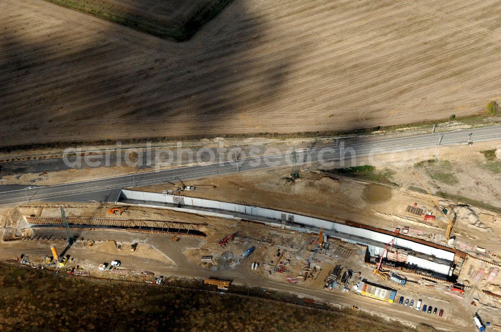 Selchow from the bird's eye view: Blick auf die Baustellen der Gleistrassen und Tunnelzuführungen zum neuen Fern- und S-Bahnhofes der Deutschen Bahn an der Selchower Kurve am Gelände der Großbaustelle Neubau Bahnhof BBI (SXF) am Flughafen Berlin - Schönefeld. Ausführende Firmen: Hochtief AG; EUROVIA Beton; PORR; BERGER Bau; Kark Weiss; Matthai; Schäler Bau Berlin GmbH; STRABAG; MAX BÖGL