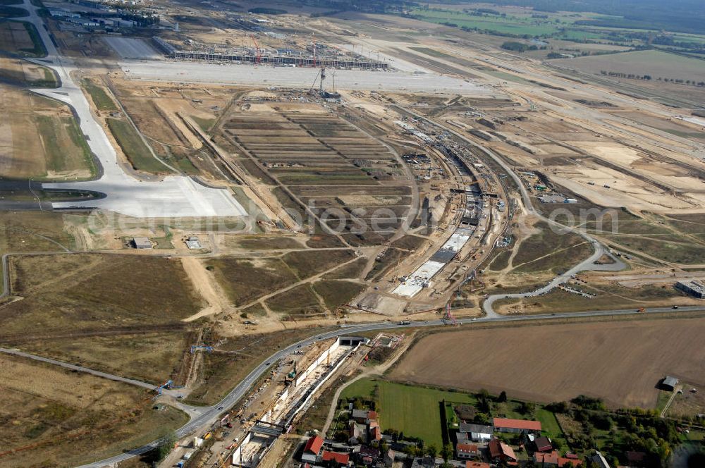 Aerial photograph Selchow - Blick auf die Baustellen der Gleistrassen und Tunnelzuführungen zum neuen Fern- und S-Bahnhofes der Deutschen Bahn an der Selchower Kurve am Gelände der Großbaustelle Neubau Bahnhof BBI (SXF) am Flughafen Berlin - Schönefeld. Ausführende Firmen: Hochtief AG; EUROVIA Beton; PORR; BERGER Bau; Kark Weiss; Matthai; Schäler Bau Berlin GmbH; STRABAG; MAX BÖGL