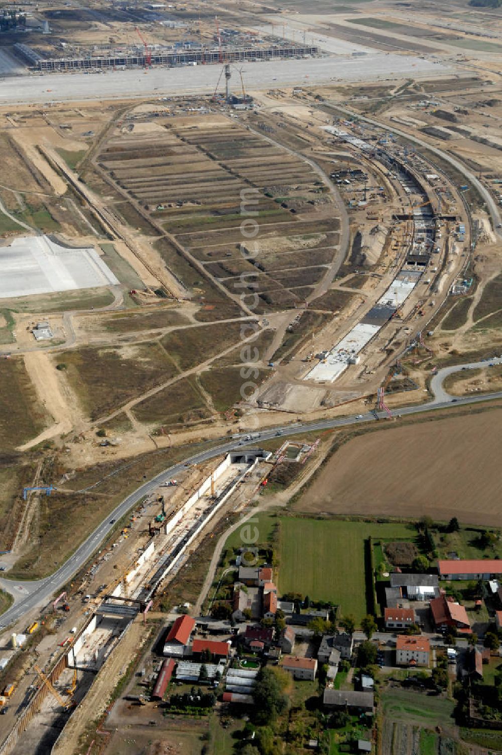 Selchow from the bird's eye view: Blick auf die Baustellen der Gleistrassen und Tunnelzuführungen zum neuen Fern- und S-Bahnhofes der Deutschen Bahn an der Selchower Kurve am Gelände der Großbaustelle Neubau Bahnhof BBI (SXF) am Flughafen Berlin - Schönefeld. Ausführende Firmen: Hochtief AG; EUROVIA Beton; PORR; BERGER Bau; Kark Weiss; Matthai; Schäler Bau Berlin GmbH; STRABAG; MAX BÖGL