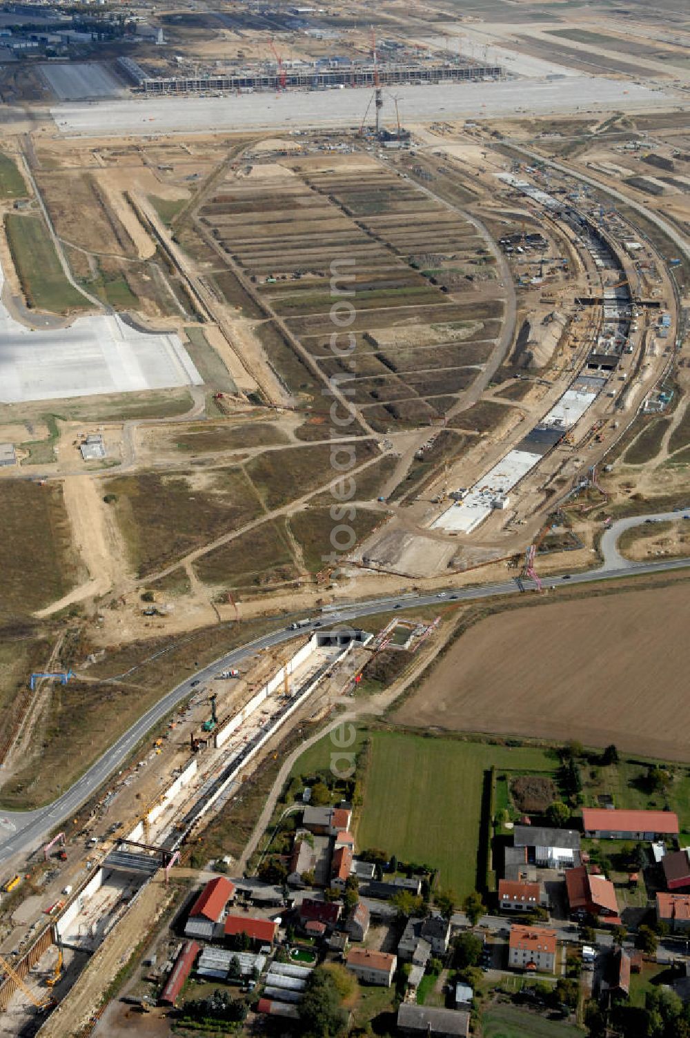 Aerial image Selchow - Blick auf die Baustellen der Gleistrassen und Tunnelzuführungen zum neuen Fern- und S-Bahnhofes der Deutschen Bahn an der Selchower Kurve am Gelände der Großbaustelle Neubau Bahnhof BBI (SXF) am Flughafen Berlin - Schönefeld. Ausführende Firmen: Hochtief AG; EUROVIA Beton; PORR; BERGER Bau; Kark Weiss; Matthai; Schäler Bau Berlin GmbH; STRABAG; MAX BÖGL