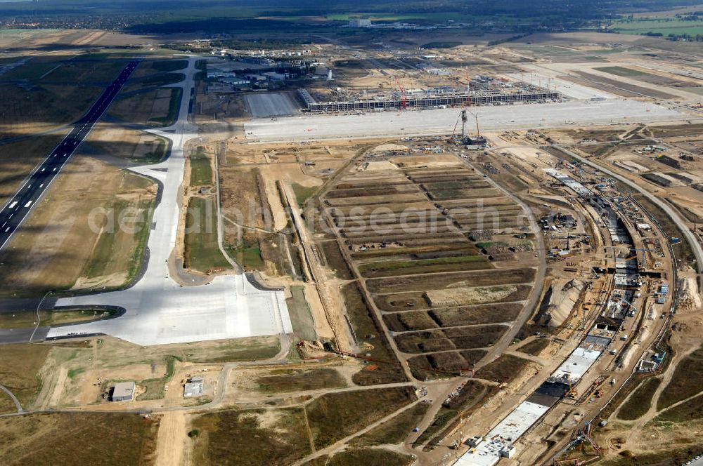 Aerial photograph Selchow - Blick auf die Baustellen der Gleistrassen und Tunnelzuführungen zum neuen Fern- und S-Bahnhofes der Deutschen Bahn an der Selchower Kurve am Gelände der Großbaustelle Neubau Bahnhof BBI (SXF) am Flughafen Berlin - Schönefeld. Ausführende Firmen: Hochtief AG; EUROVIA Beton; PORR; BERGER Bau; Kark Weiss; Matthai; Schäler Bau Berlin GmbH; STRABAG; MAX BÖGL