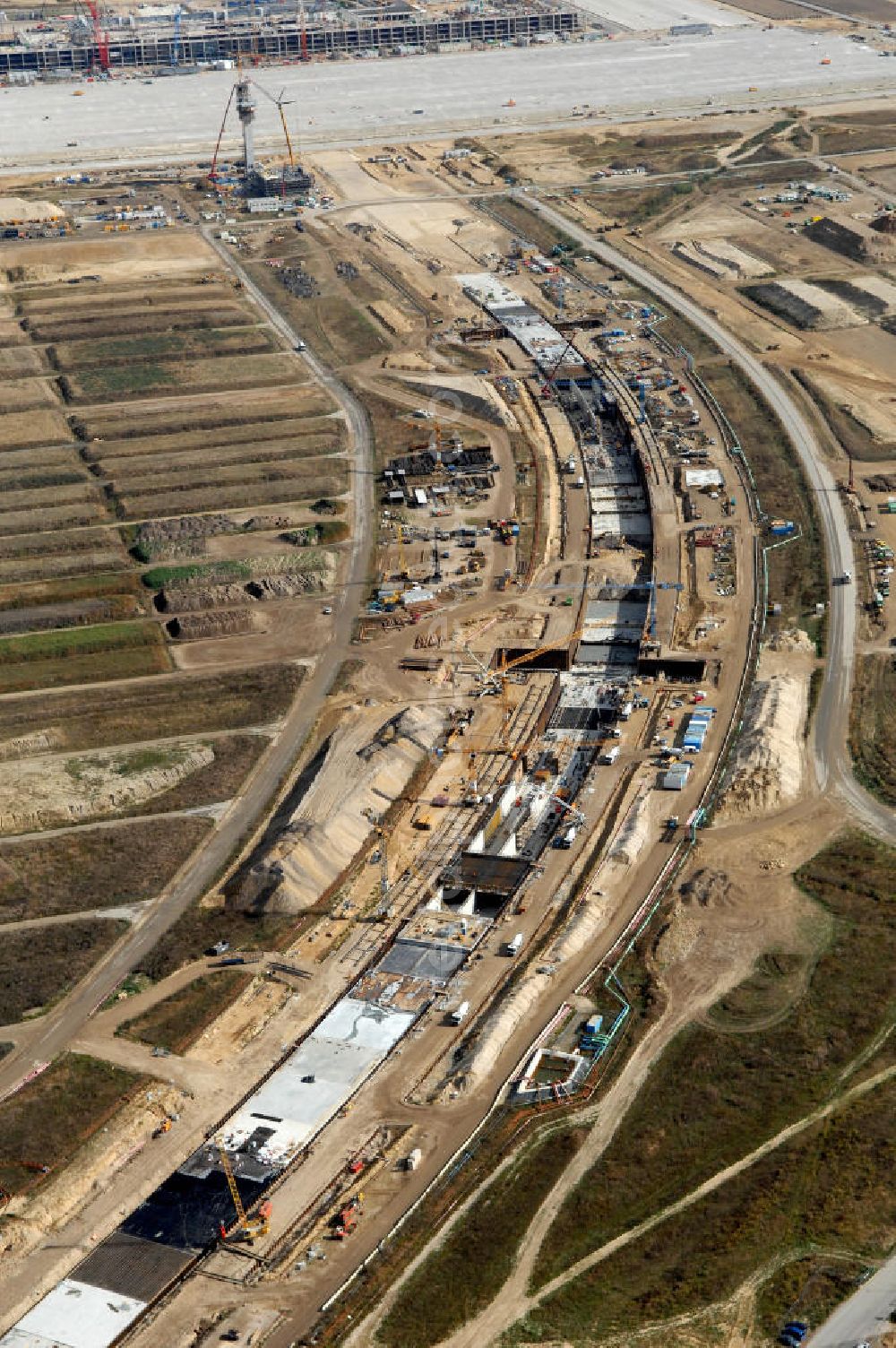 Selchow from the bird's eye view: Blick auf die Baustellen der Gleistrassen und Tunnelzuführungen zum neuen Fern- und S-Bahnhofes der Deutschen Bahn an der Selchower Kurve am Gelände der Großbaustelle Neubau Bahnhof BBI (SXF) am Flughafen Berlin - Schönefeld. Ausführende Firmen: Hochtief AG; EUROVIA Beton; PORR; BERGER Bau; Kark Weiss; Matthai; Schäler Bau Berlin GmbH; STRABAG; MAX BÖGL