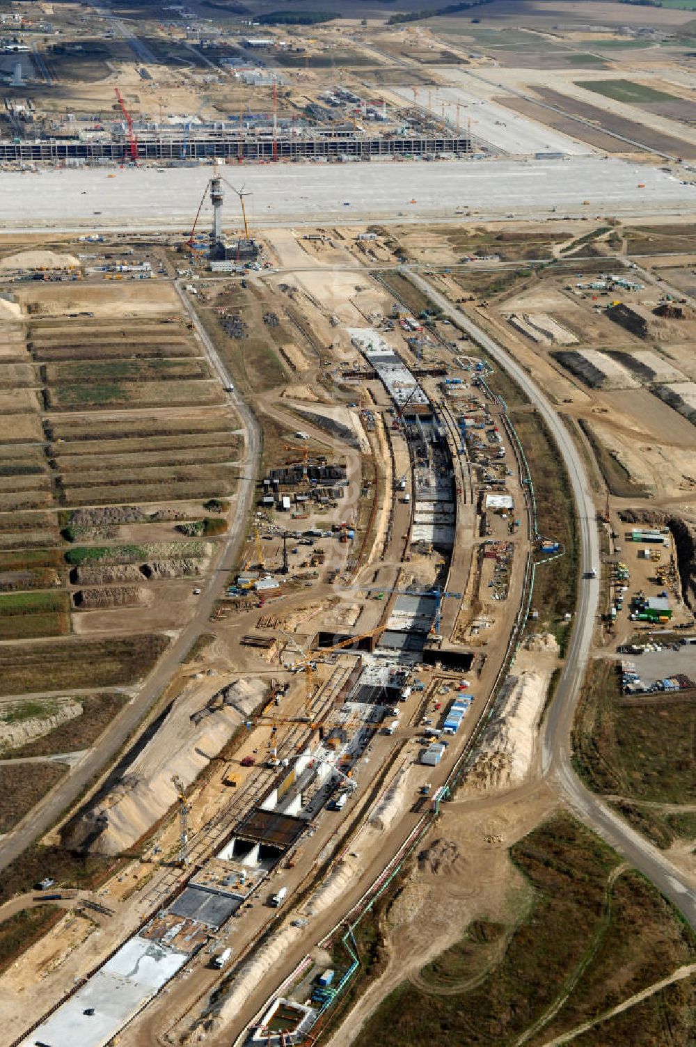 Aerial image Selchow - Blick auf die Baustellen der Gleistrassen und Tunnelzuführungen zum neuen Fern- und S-Bahnhofes der Deutschen Bahn an der Selchower Kurve am Gelände der Großbaustelle Neubau Bahnhof BBI (SXF) am Flughafen Berlin - Schönefeld. Ausführende Firmen: Hochtief AG; EUROVIA Beton; PORR; BERGER Bau; Kark Weiss; Matthai; Schäler Bau Berlin GmbH; STRABAG; MAX BÖGL