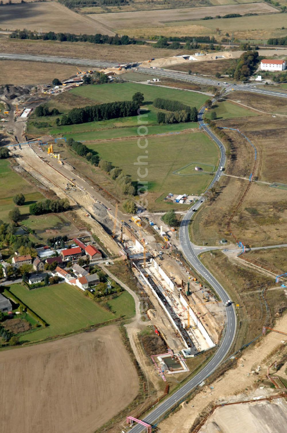 Selchow from the bird's eye view: Blick auf die Baustellen der Gleistrassen und Tunnelzuführungen zum neuen Fern- und S-Bahnhofes der Deutschen Bahn an der Selchower Kurve am Gelände der Großbaustelle Neubau Bahnhof BBI (SXF) am Flughafen Berlin - Schönefeld. Ausführende Firmen: Hochtief AG; EUROVIA Beton; PORR; BERGER Bau; Kark Weiss; Matthai; Schäler Bau Berlin GmbH; STRABAG; MAX BÖGL