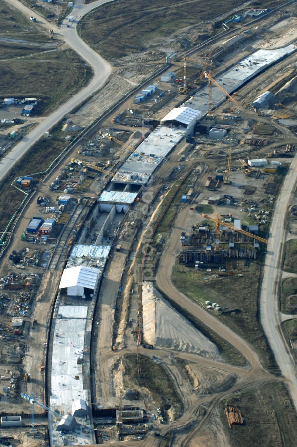 Selchow from the bird's eye view: Blick auf die Baustellen der Gleistrassen und Tunnelzuführungen zum neuen Fern- und S-Bahnhofes der Deutschen Bahn an der Selchower Kurve am Gelände der Großbaustelle Neubau Bahnhof BBI (SXF) am Flughafen Berlin - Schönefeld. Ausführende Firmen: Hochtief AG; EUROVIA Beton; PORR; BERGER Bau; Kark Weiss; Matthai; Schäler Bau Berlin GmbH; STRABAG; MAX BÖGL