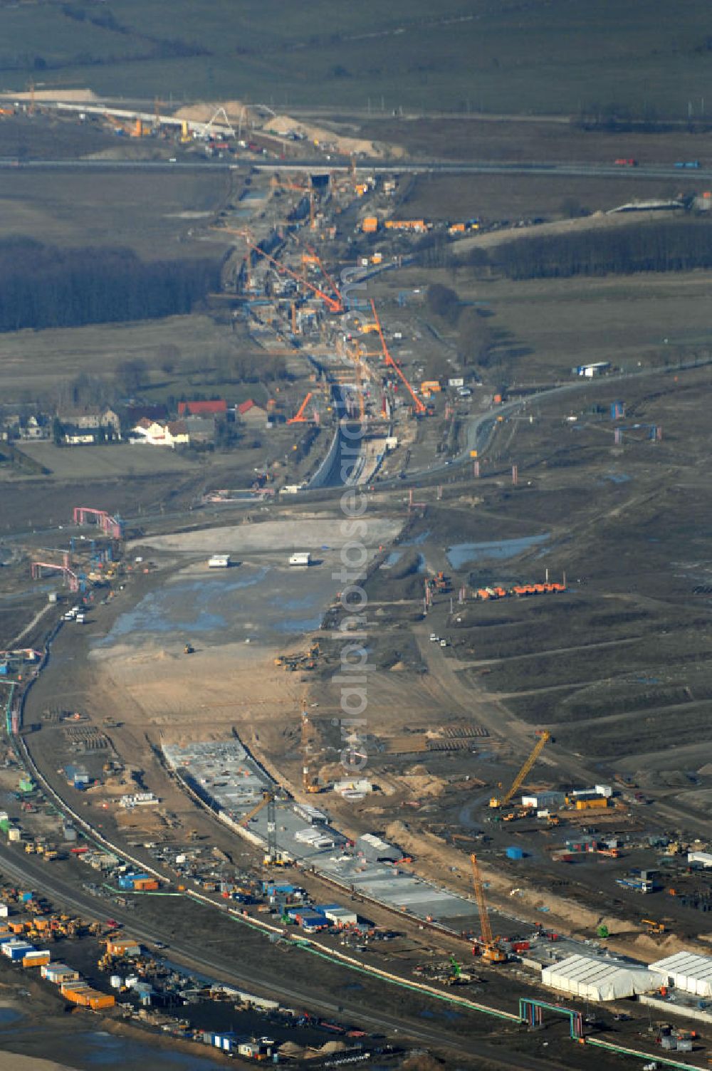 Aerial photograph Selchow - Blick auf die Baustellen der Gleistrassen und Tunnelzuführungen zum neuen Fern- und S-Bahnhofes der Deutschen Bahn an der Selchower Kurve am Gelände der Großbaustelle Neubau Bahnhof BBI (SXF) am Flughafen Berlin - Schönefeld. Ausführende Firmen: Hochtief AG; EUROVIA Beton; PORR; BERGER Bau; Kark Weiss; Matthai; Schäler Bau Berlin GmbH; STRABAG; MAX BÖGL . Baustellen der Gleistrassen in Selchow zum Fern- und S-Bahnhof am BBI - Construction area of the rail routes in Selchow.