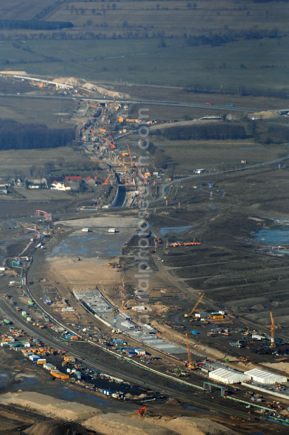 Selchow from above - Blick auf die Baustellen der Gleistrassen und Tunnelzuführungen zum neuen Fern- und S-Bahnhofes der Deutschen Bahn an der Selchower Kurve am Gelände der Großbaustelle Neubau Bahnhof BBI (SXF) am Flughafen Berlin - Schönefeld. Ausführende Firmen: Hochtief AG; EUROVIA Beton; PORR; BERGER Bau; Kark Weiss; Matthai; Schäler Bau Berlin GmbH; STRABAG; MAX BÖGL . Baustellen der Gleistrassen in Selchow zum Fern- und S-Bahnhof am BBI - Construction area of the rail routes in Selchow.