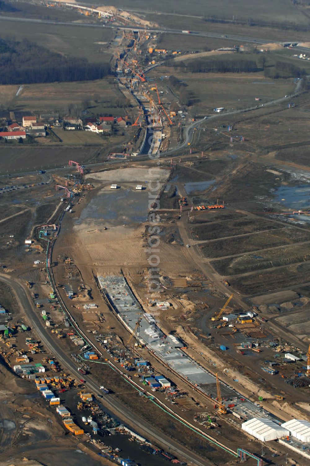 Selchow from the bird's eye view: Blick auf die Baustellen der Gleistrassen und Tunnelzuführungen zum neuen Fern- und S-Bahnhofes der Deutschen Bahn an der Selchower Kurve am Gelände der Großbaustelle Neubau Bahnhof BBI (SXF) am Flughafen Berlin - Schönefeld. Ausführende Firmen: Hochtief AG; EUROVIA Beton; PORR; BERGER Bau; Kark Weiss; Matthai; Schäler Bau Berlin GmbH; STRABAG; MAX BÖGL . Baustellen der Gleistrassen in Selchow zum Fern- und S-Bahnhof am BBI - Construction area of the rail routes in Selchow.