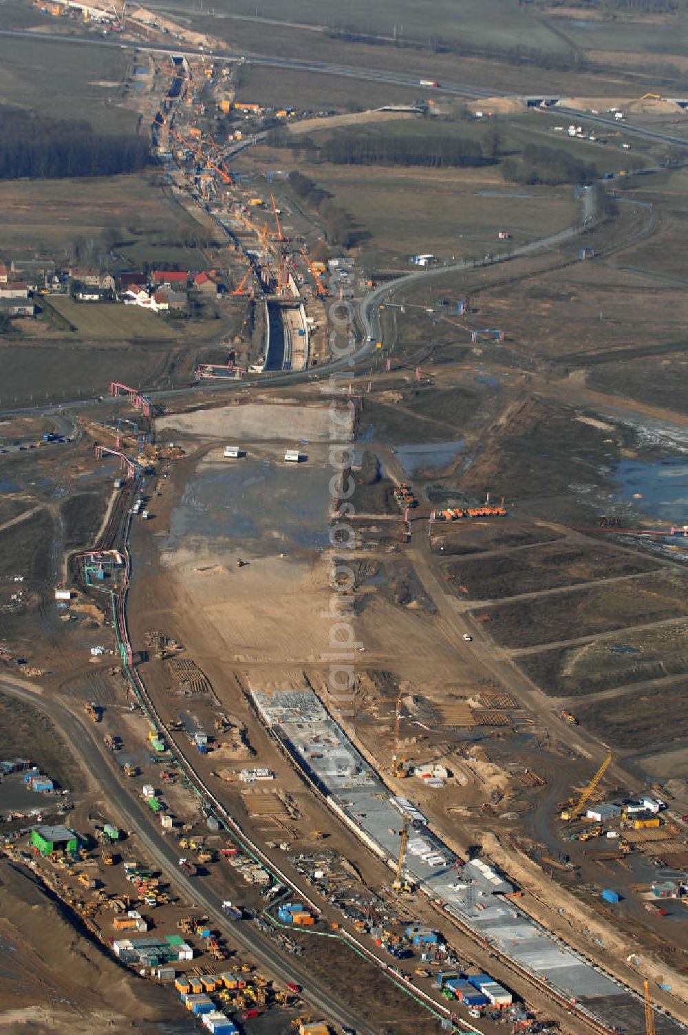 Aerial photograph Selchow - Blick auf die Baustellen der Gleistrassen und Tunnelzuführungen zum neuen Fern- und S-Bahnhofes der Deutschen Bahn an der Selchower Kurve am Gelände der Großbaustelle Neubau Bahnhof BBI (SXF) am Flughafen Berlin - Schönefeld. Ausführende Firmen: Hochtief AG; EUROVIA Beton; PORR; BERGER Bau; Kark Weiss; Matthai; Schäler Bau Berlin GmbH; STRABAG; MAX BÖGL . Baustellen der Gleistrassen in Selchow zum Fern- und S-Bahnhof am BBI - Construction area of the rail routes in Selchow.