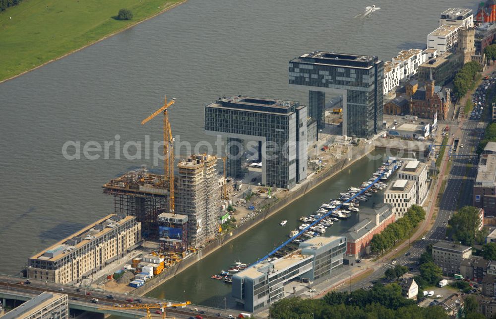 Köln from above - Blick auf die Baustellen der Kranhäuser am Kölner Rheinauhafen. Die Bürogebäude sind alle ca. 60 Meter hoch, 34 Meter breit und haben eine Länge von 70 Metern. Entworfen wurden sie vom Architekturbüro BRT Bothe Richter Teherani. Das mittlere Kranhaus, das Kranhaus1 (hier links im Bild), war das erste, der drei Bürohäuser, das gebaut wurde und setzte den Anstoß für das nördliche und südliche Kranhaus. Kontakt: BRT Bothe Richter Teherani Architekten, Oberbaumbrücke 1 20457 Hamburg Bürohaus Deichtor, Tel. +49(0)40 24842 0, Fax +49(0)40 24842 222, Email: office@brt.de