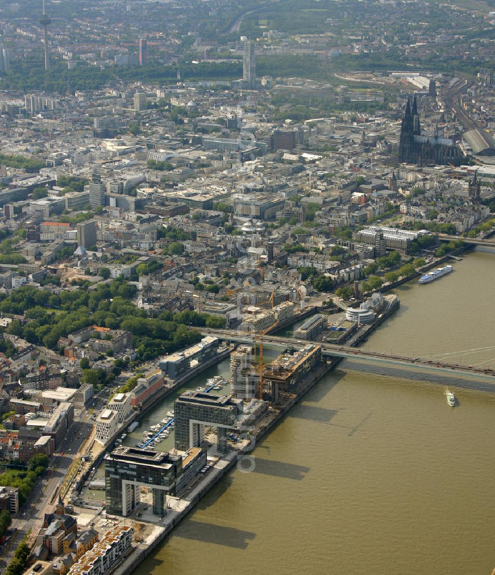 Köln from above - Blick auf die Baustellen der Kranhäuser am Kölner Rheinauhafen. Die Bürogebäude sind alle ca. 60 Meter hoch, 34 Meter breit und haben eine Länge von 70 Metern. Entworfen wurden sie vom Architekturbüro BRT Bothe Richter Teherani. Das mittlere Kranhaus, das Kranhaus1 (hier links im Bild), war das erste, der drei Bürohäuser, das gebaut wurde und setzte den Anstoß für das nördliche und südliche Kranhaus. Kontakt: BRT Bothe Richter Teherani Architekten, Oberbaumbrücke 1 20457 Hamburg Bürohaus Deichtor, Tel. +49(0)40 24842 0, Fax +49(0)40 24842 222, Email: office@brt.de