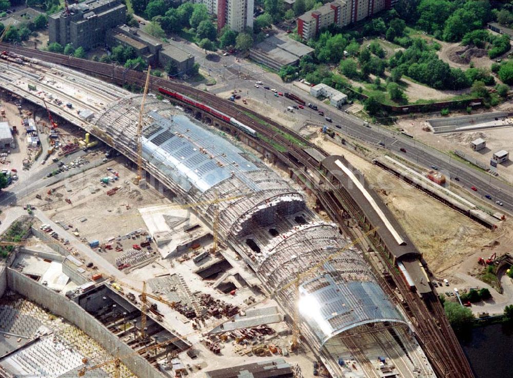 Aerial photograph Berlin - Tiergarten - Baustellen am Lehrter Bahnhof in Berlin - Tiergarten. BERLIN 16.Mai 2002