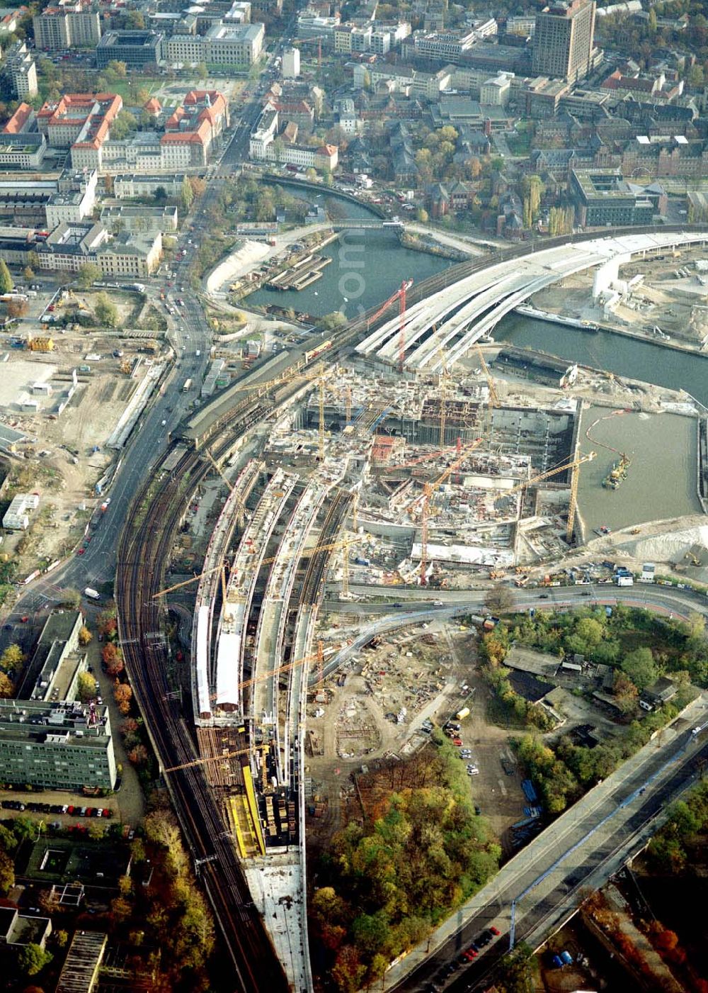 Berlin - Tiergarten from above - Baustellen am Lehrter Bahnhof auf dem Spreebogen in Berlin - Tiergarten.