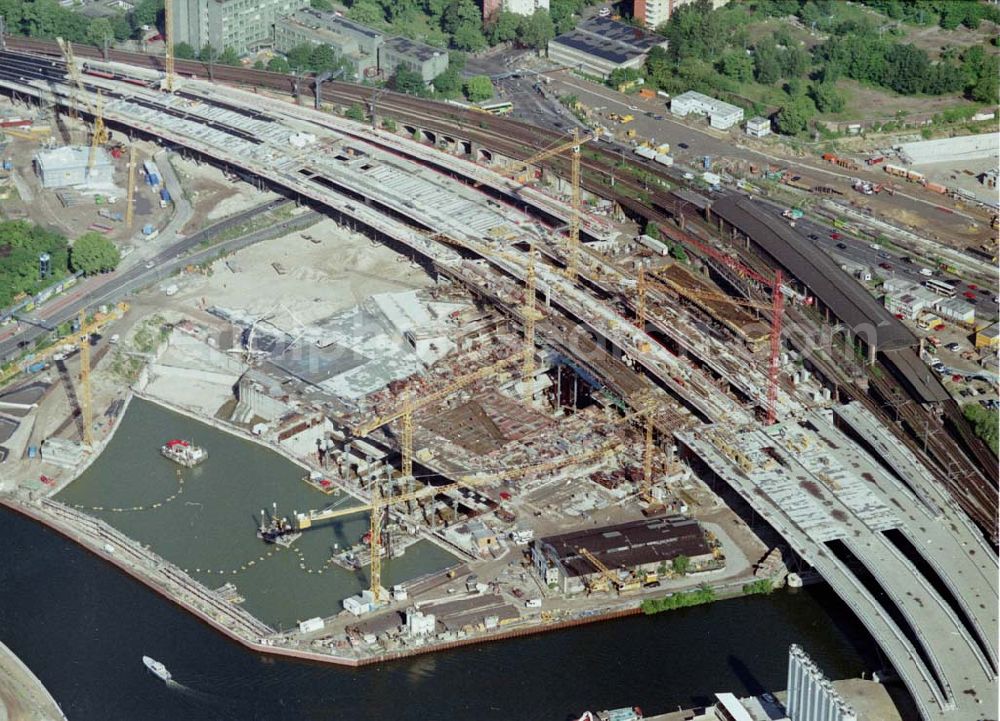 Aerial photograph Berlin - Baustellen am Lehrter Bahnhof auf dem Spreebogen in Berlin - Tiergarten / Mitte.