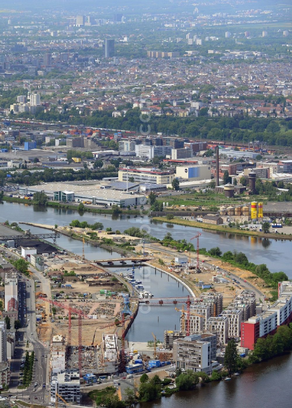 Offenbach am Main from the bird's eye view: Construction site of residential area of the multi-family house settlement auf of the Hafeninsel in Offenbach am Main in the state Hesse, Germany