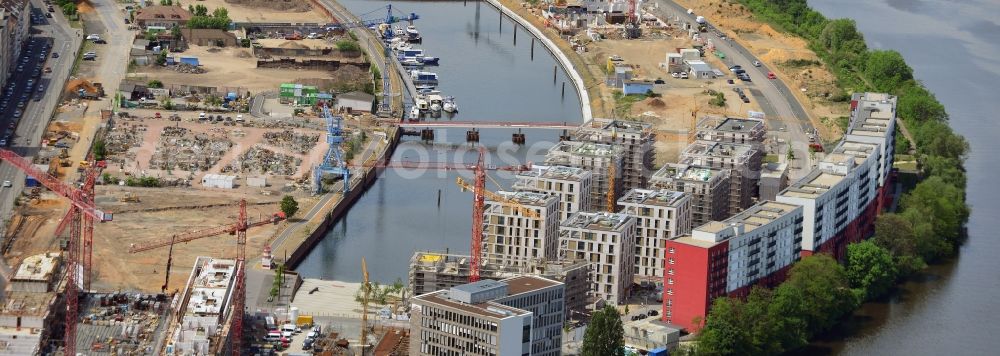 Aerial photograph Offenbach am Main - Construction site of residential area of the multi-family house settlement auf of the Hafeninsel in Offenbach am Main in the state Hesse, Germany