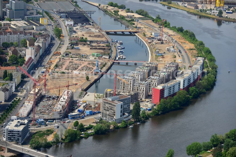 Offenbach am Main from the bird's eye view: Construction site of residential area of the multi-family house settlement auf of the Hafeninsel in Offenbach am Main in the state Hesse, Germany