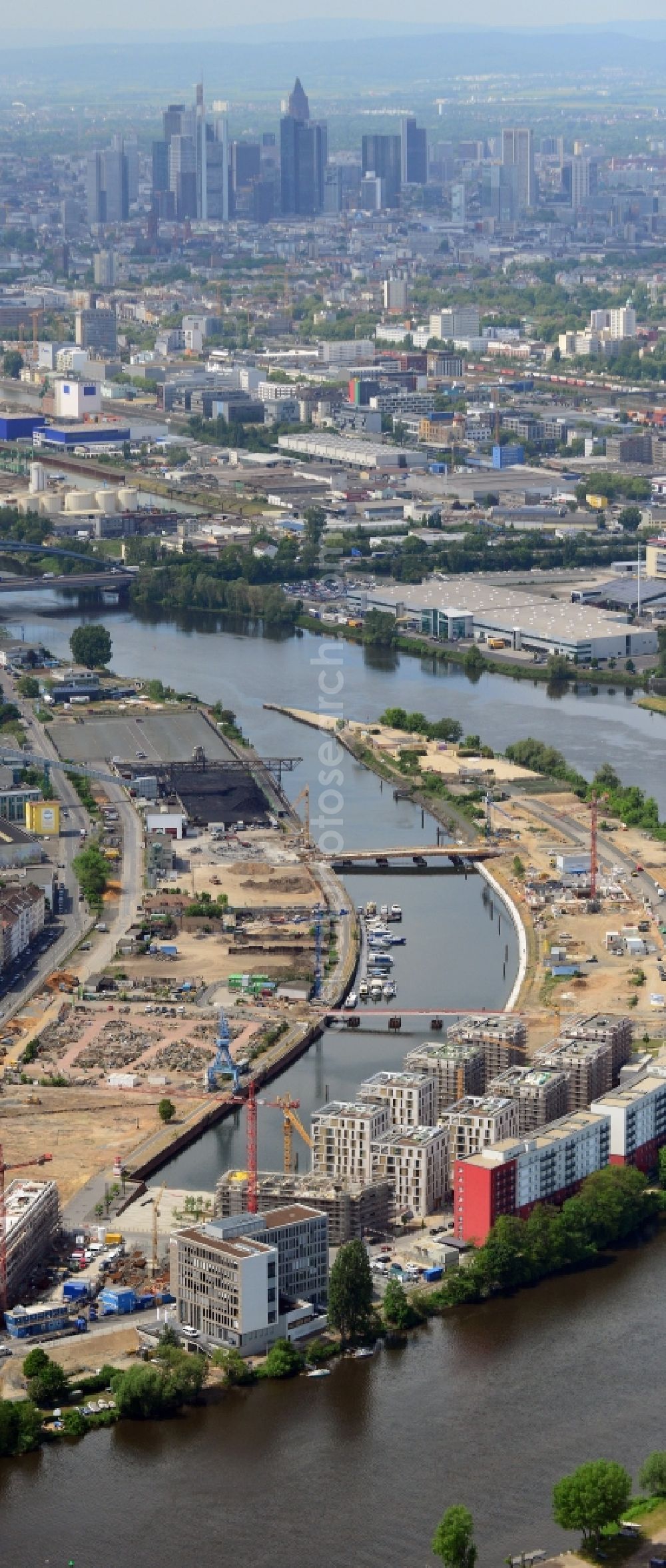 Aerial image Offenbach am Main - Construction site of residential area of the multi-family house settlement auf of the Hafeninsel in Offenbach am Main in the state Hesse, Germany