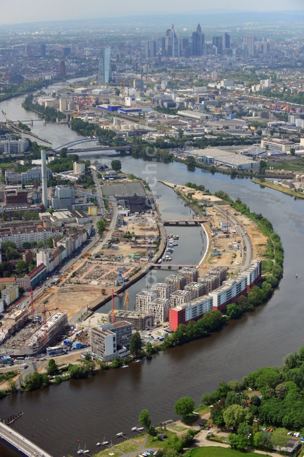 Aerial photograph Offenbach am Main - Construction site of residential area of the multi-family house settlement auf of the Hafeninsel in Offenbach am Main in the state Hesse, Germany