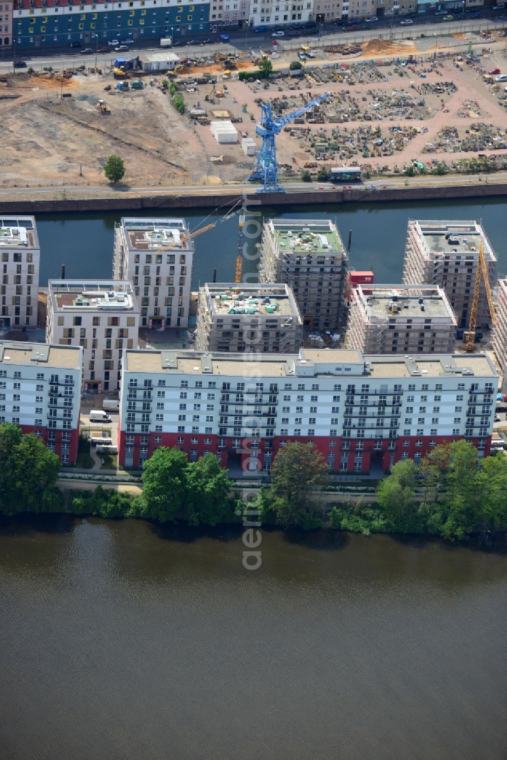 Aerial photograph Offenbach am Main - Construction site of residential area of the multi-family house settlement auf of the Hafeninsel in Offenbach am Main in the state Hesse, Germany