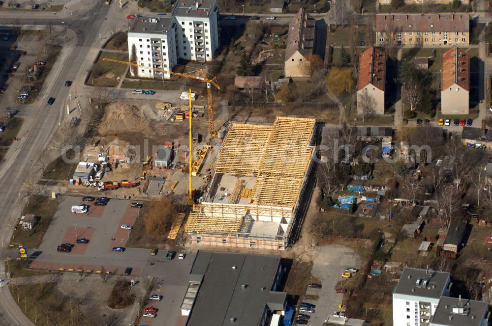 Berlin Hellersdorf from above - Baustelle vom Neubau eines Nahversorgungszentrums an der Gothaer Straße 43/45, 12619 Berlin-Hellersdorf. Im Versorgungszentrum sind unter an derem ein E Neukauf Supermarkt, ein Schlecker Drogeriemarkt und ein Tedi 1 Euro Discounter ansässig. Construction site of a new market at the street Gothaer Strasse.