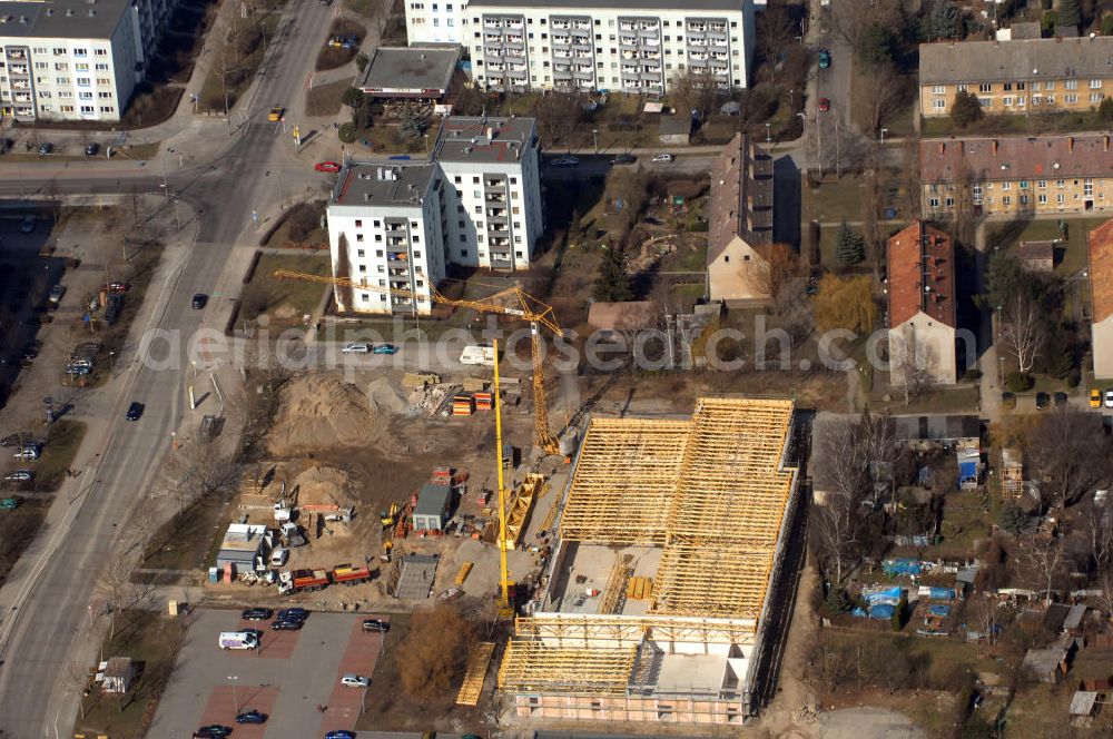 Berlin Hellersdorf from the bird's eye view: Baustelle vom Neubau eines Nahversorgungszentrums an der Gothaer Straße 43/45, 12619 Berlin-Hellersdorf. Im Versorgungszentrum sind unter an derem ein E Neukauf Supermarkt, ein Schlecker Drogeriemarkt und ein Tedi 1 Euro Discounter ansässig. Construction site of a new market at the street Gothaer Strasse.