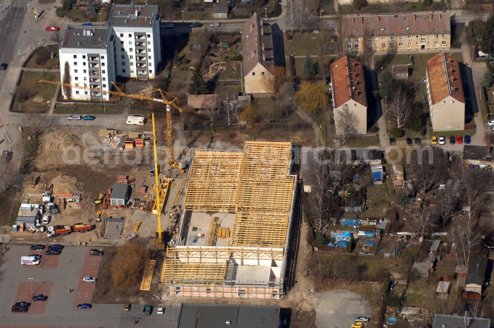 Aerial image Berlin Hellersdorf - Baustelle vom Neubau eines Nahversorgungszentrums an der Gothaer Straße 43/45, 12619 Berlin-Hellersdorf. Im Versorgungszentrum sind unter an derem ein E Neukauf Supermarkt, ein Schlecker Drogeriemarkt und ein Tedi 1 Euro Discounter ansässig. Construction site of a new market at the street Gothaer Strasse.