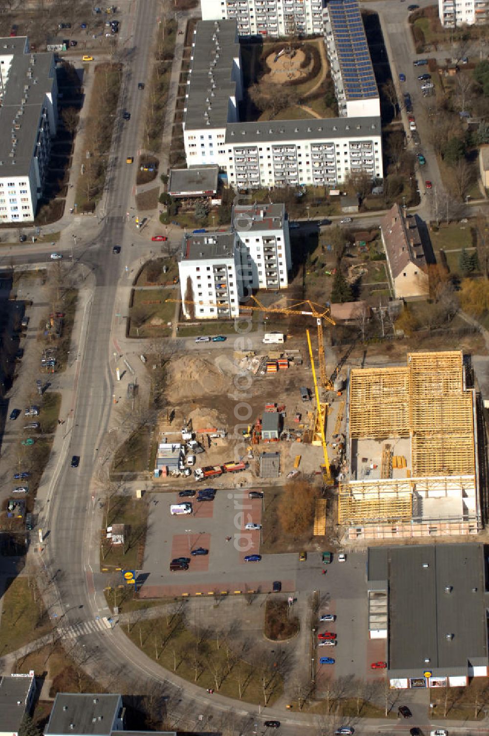 Aerial photograph Berlin Hellersdorf - Baustelle vom Neubau eines Nahversorgungszentrums an der Gothaer Straße 43/45, 12619 Berlin-Hellersdorf. Im Versorgungszentrum sind unter an derem ein E Neukauf Supermarkt, ein Schlecker Drogeriemarkt und ein Tedi 1 Euro Discounter ansässig. Construction site of a new market at the street Gothaer Strasse.