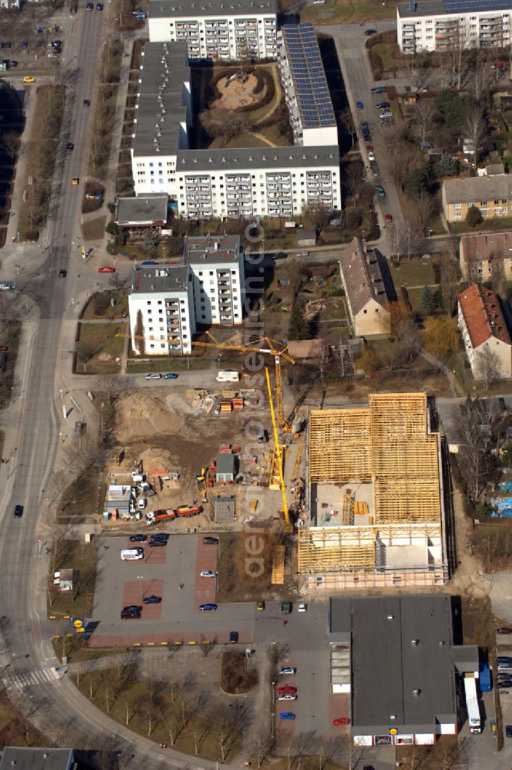 Berlin Hellersdorf from above - Baustelle vom Neubau eines Nahversorgungszentrums an der Gothaer Straße 43/45, 12619 Berlin-Hellersdorf. Im Versorgungszentrum sind unter an derem ein E Neukauf Supermarkt, ein Schlecker Drogeriemarkt und ein Tedi 1 Euro Discounter ansässig. Construction site of a new market at the street Gothaer Strasse.