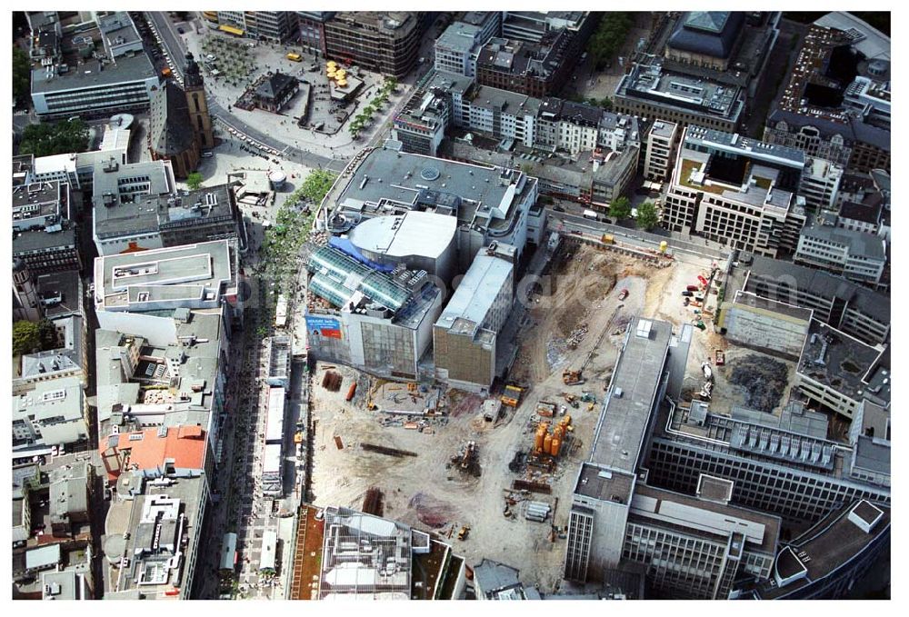 Frankfurt am Main from above - Blick auf die Baustellen neuer Wohn-und Geschäftshäuser an der Frankfurter Zeil